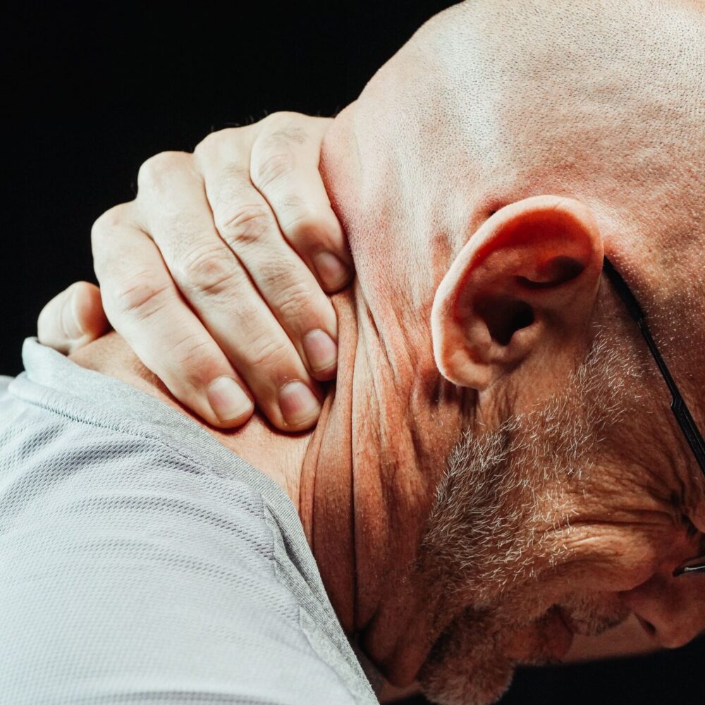 Patient mit Nackenschmerzen – Osteopath Frankfurt Privatpraxis Aanouz